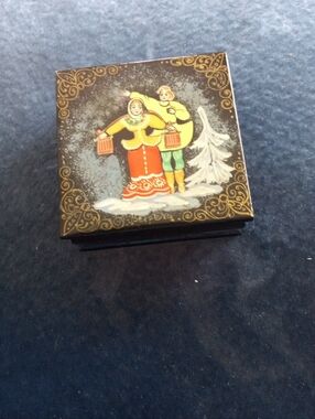 GORGEOUS Russian Lacquer Ware 2.5" Hinged Trinket Box